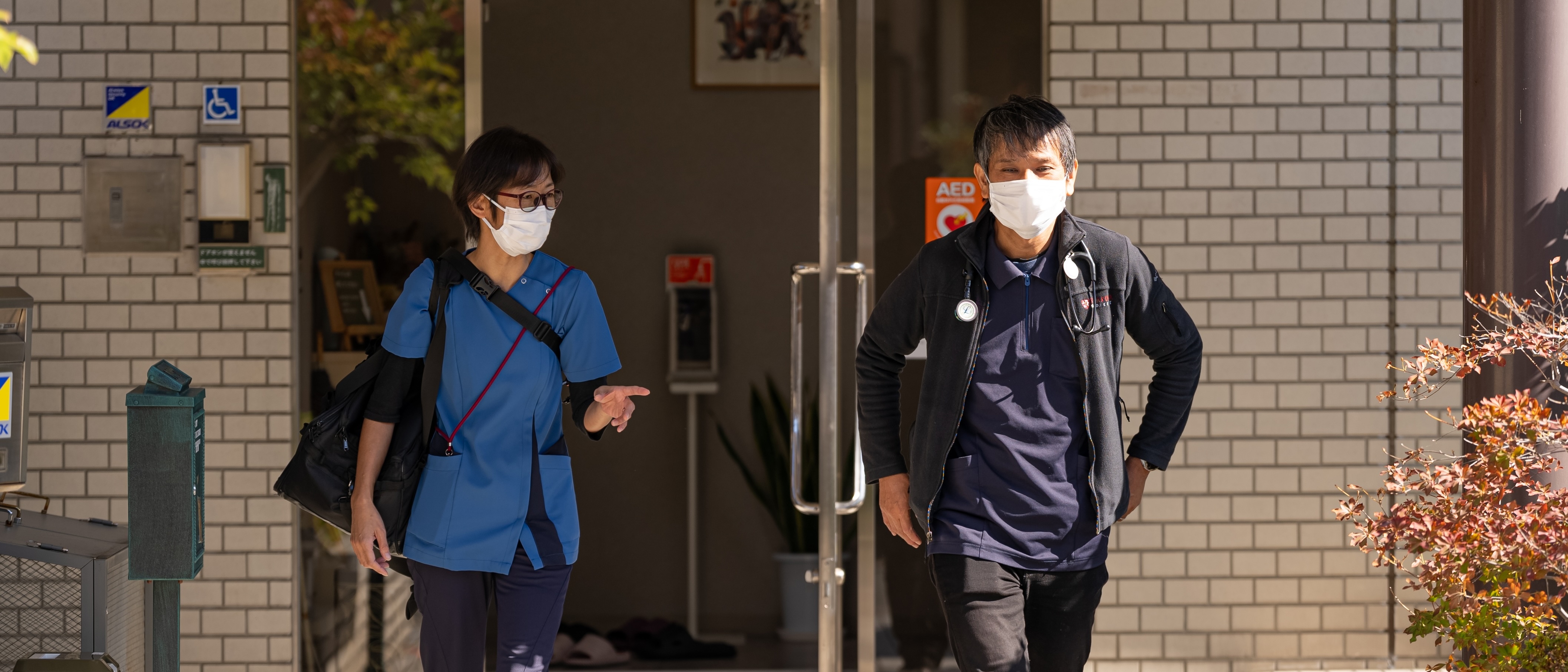 医師と看護師が出発